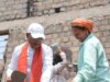 निर्माण स्थल पर मुख्यमंत्री का श्रमदान: श्रमिक बहनों के साथ की ईंट जोड़ाई