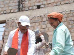 निर्माण स्थल पर मुख्यमंत्री का श्रमदान: श्रमिक बहनों के साथ की ईंट जोड़ाई