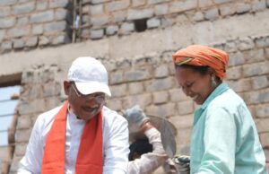 निर्माण स्थल पर मुख्यमंत्री का श्रमदान: श्रमिक बहनों के साथ की ईंट जोड़ाई