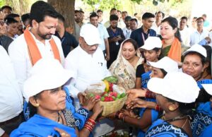 सुशासन तिहार: मुख्यमंत्री श्री विष्णु देव साय ने मेधावी छात्र गिरवर पटेल को किया सम्मानित