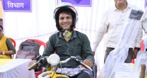 सपनों को मिले पहिए: भीमा मारकंडे की ‘बैसाखी’ से ‘आत्मनिर्भरता’ तक की प्रेरक यात्रा