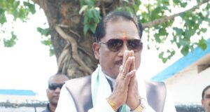 पीपल के पेड़ तले खाट पर बैठकर ग्रामीणों से किया सीधा संवाद: समस्याएं सुनीं और मौके पर दिए समाधान के निर्देश