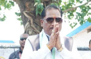 पीपल के पेड़ तले खाट पर बैठकर ग्रामीणों से किया सीधा संवाद: समस्याएं सुनीं और मौके पर दिए समाधान के निर्देश