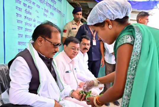 मुख्यमंत्री श्री विष्णुदेव साय ने लेमरू में मंजू बहन के स्टॉल पर चखा गुपचुप, आत्मीय संवाद में जानी सफलता की कहानी