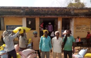 सहकारी समितियों में नियमित रूप से किया जा रहा है खाद, बीज का वितरण