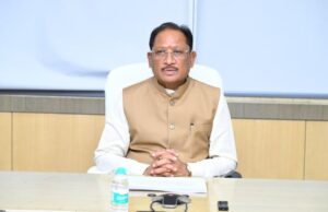 गांव की चौपाल में दिखी मुख्यमंत्री की सादगी, पीपल पेड़ के नीचे खाट पर बैठ सुनी समस्याएं