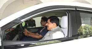 अब ईवी से करेंगे यात्रा, मुख्यमंत्री ने निवास से स्टेट हैंगर तक ईवी से की यात्रा