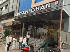 बिरयानी घर में पहुंची निगम की टीम, गंदगी मिलने, सूखा व गीला कचरा पर होटल संचालक पर जुर्माना
