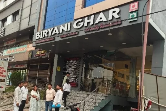 बिरयानी घर में पहुंची निगम की टीम, गंदगी मिलने, सूखा व गीला कचरा पर होटल संचालक पर जुर्माना