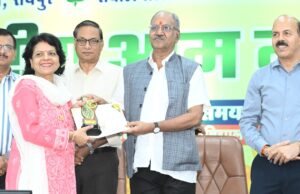 कृषि विश्वविद्यालय में आयोजित तीन दिवसीय आम महोत्सव का भव्य समापन