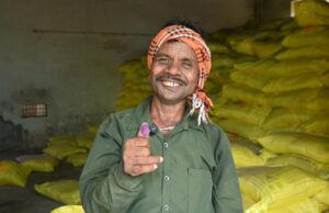 समितियो में खाद- बीज़ लेने किसानों में उत्साह,सुगम व्यवस्था से जताई संतुष्टि