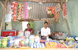 मुख्यमंत्री श्री विष्णु देव साय ने पानी की बोतल खरीदकर बढ़ाया हौसला, कहा- यही है नए बीजापुर की तस्वीर