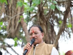 बरगद की छांव में सजी मुख्यमंत्री की चौपाल : सक्ती जिले के ग्राम ठठारी में ग्रामीणों से किया सीधा संवाद