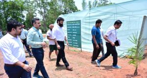 प्रभारी सचिव श्री अंकित आनंद ने ग्राम पतराटोली में उद्यानिकी एवं प्रक्षेत्र वानिकी का किया अवलोकन