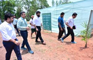 प्रभारी सचिव श्री अंकित आनंद ने ग्राम पतराटोली में उद्यानिकी एवं प्रक्षेत्र वानिकी का किया अवलोकन