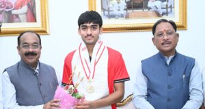अंडर-18 एशिया कप विजेता हॉकी खिलाड़ी अवि मानिकपुरी ने मुख्यमंत्री श्री विष्णुदेव साय से की सौजन्य भेंट