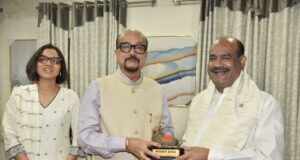 राज्यपाल श्री रमेन डेका ने किया लोकसभा अध्यक्ष श्री बिड़ला का आत्मीय स्वागत