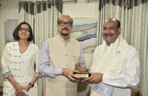 राज्यपाल श्री रमेन डेका ने किया लोकसभा अध्यक्ष श्री बिड़ला का आत्मीय स्वागत