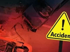 खड़े ट्रक से टकराई बाइक, 3 युवकों की मौत के बाद ग्रामीणों ने फूंका ट्रक