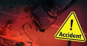 खड़े ट्रक से टकराई बाइक, 3 युवकों की मौत के बाद ग्रामीणों ने फूंका ट्रक