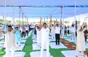 अंतर्राष्ट्रीय योग दिवस पर जनप्रतिनिधियों, अधिकारियों-कर्मचारियों और नागरिकों ने किया सामूहिक योगाभ्यास