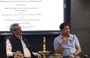 आईआईएम रायपुर में ओरिएंटेशन कार्यक्रम आयोजित, मुख्यमंत्री सुशासन फेलोशिप से तैयार होंगे जन-केंद्रित नेतृत्वकर्तारायपुर, 22 जून 2026/मुख्यमंत्री श्री विष्णु देव साय के मंशानुरूप छत्तीसगढ़ शासन के सुशासन एवं अभिसरण विभाग तथा भारतीय प्रबंधन संस्थान (आईआईएम) रायपुर के संयुक्त प्रयास से संचालित मुख्यमंत्री सुशासन फेलोशिप के अंतर्गत एमबीए (पब्लिक पॉलिसी एंड गवर्नेंस) 2026-28 बैच के ओरिएंटेशन एवं उद्घाटन कार्यक्रम का आयोजन आईआईएम रायपुर में किया गया। इस पहल के माध्यम से राज्य के युवाओं को प्रशासनिक दक्षता, नीति-निर्माण और जनसेवा के क्षेत्र में नेतृत्वकारी भूमिका के लिए तैयार किया जा रहा है। सुशासन को नई ऊर्जा देंगे 36 प्रतिभाशाली युवा मुख्यमंत्री सुशासन फेलोशिप योजना के अंतर्गत राज्य के 19 जिलों से चयनित 36 प्रतिभाशाली युवाओं को एमबीए (पब्लिक पॉलिसी एंड गवर्नेंस) की दो वर्षीय डिग्री प्रदान की जाएगी। चयनित फेलोज़ में अनुसूचित जनजाति वर्ग के 12 तथा अनुसूचित जाति वर्ग के 4 अभ्यर्थी शामिल हैं। यह कार्यक्रम राज्य के युवाओं को शासन व्यवस्था की जमीनी समझ प्रदान करते हुए उन्हें परिवर्तनकारी नेतृत्व के रूप में विकसित करेगा। अकादमिक अध्ययन के साथ मिलेगा प्रशासनिक अनुभव फेलोशिप के दौरान प्रतिभागी 5 माह तक आईआईएम रायपुर में उच्च स्तरीय अकादमिक प्रशिक्षण प्राप्त करेंगे, जबकि 19 माह तक राज्य शासन के विभिन्न विभागों और जिलों में कार्य करते हुए नीति-निर्माण, कार्यक्रम क्रियान्वयन, प्रशासनिक नवाचार तथा सुशासन के व्यावहारिक पहलुओं का अनुभव हासिल करेंगे। सुशासन केवल नीति नहीं, प्रभावी क्रियान्वयन भी : सचिव श्री राहुल भगत कार्यक्रम के मुख्य अतिथि एवं मुख्यमंत्री सचिवालय तथा सुशासन एवं अभिसरण विभाग के सचिव श्री राहुल भगत ने अपने संबोधन में कहा कि सुशासन केवल नीतियां बनाने तक सीमित नहीं है, बल्कि उनका प्रभावी क्रियान्वयन, नागरिकों तक सेवाओं की समयबद्ध पहुंच और परिणामोन्मुखी प्रशासन भी उतना ही महत्वपूर्ण है। उन्होंने विद्यार्थियों से जनसेवा, नैतिक नेतृत्व, नवाचार और उत्तरदायित्व के मूल्यों को अपनाने का आह्वान किया। डिजिटल गवर्नेंस और डेटा आधारित निर्णयों पर साझा किए अनुभव इस अवसर पर विशेष सचिव श्री रजत बंसल एवं संयुक्त सचिव श्री मयंक अग्रवाल ने विद्यार्थियों के साथ डिजिटल गवर्नेंस, प्रशासनिक सुधार, नीति-निर्माण और डेटा आधारित निर्णय प्रक्रिया से जुड़े अनुभव साझा किए तथा उन्हें राज्य के विकास में सक्रिय भागीदारी के लिए प्रेरित किया। CAT स्कोर और पारदर्शी चयन प्रक्रिया से हुआ चयन मुख्यमंत्री सुशासन फेलोशिप के लिए केवल छत्तीसगढ़ के मूल निवासी युवाओं का चयन वैध CAT स्कोर तथा आईआईएम रायपुर द्वारा निर्धारित मानकीकृत और पारदर्शी चयन प्रक्रिया के आधार पर किया जाता है। इस प्रतिस्पर्धी प्रक्रिया के माध्यम से चयनित 36 फेलोज़ राज्य के 19 जिलों का प्रतिनिधित्व करते हुए सुशासन के नए अध्याय को आगे बढ़ाएंगे। छत्तीसगढ़ में जन-केंद्रित और नवाचार आधारित प्रशासनिक नेतृत्व तैयार करने की दिशा में मुख्यमंत्री सुशासन फेलोशिप एक महत्वपूर्ण और दूरदर्शी पहल के रूप में उभर रही है।