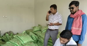 अवैध उर्वरक पर जिला प्रशासन की कार्रवाई, दो संस्थानों से भारी मात्रा में अवैध खाद जब्त