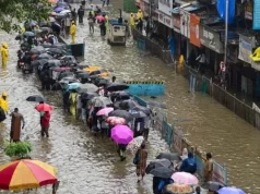 मुंबई में तीसरे दिन लगातार मूसलाधार बारिश, जनजीवन को बुरी तरह प्रभावित, दर्जनों ट्रेनें रद्द