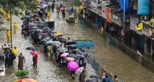 मुंबई में तीसरे दिन लगातार मूसलाधार बारिश, जनजीवन को बुरी तरह प्रभावित, दर्जनों ट्रेनें रद्द