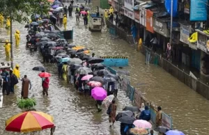 मुंबई में तीसरे दिन लगातार मूसलाधार बारिश, जनजीवन को बुरी तरह प्रभावित, दर्जनों ट्रेनें रद्द
