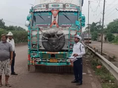 सड़क किनारे खड़े ट्रकों के खिलाफ विशेष अभियान, ई-चालान और BNS के तहत कार्रवाई