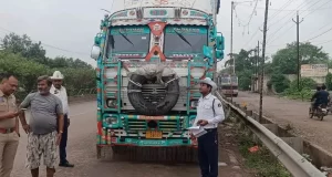 सड़क किनारे खड़े ट्रकों के खिलाफ विशेष अभियान, ई-चालान और BNS के तहत कार्रवाई