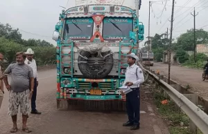 सड़क किनारे खड़े ट्रकों के खिलाफ विशेष अभियान, ई-चालान और BNS के तहत कार्रवाई