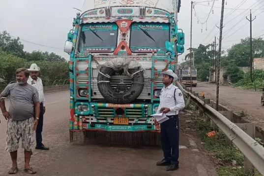 सड़क किनारे खड़े ट्रकों के खिलाफ विशेष अभियान, ई-चालान और BNS के तहत कार्रवाई