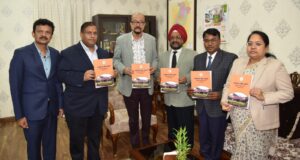 राज्यपाल श्री डेका को प्रमुख लोकायुक्त श्री उबोवेजा ने आयोग का वार्षिक प्रतिवेदन सौंपा
