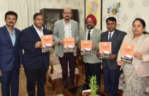 राज्यपाल श्री डेका को प्रमुख लोकायुक्त श्री उबोवेजा ने आयोग का वार्षिक प्रतिवेदन सौंपा