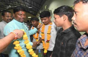 छू लो आसमान के सफल विद्यार्थियों का वन मंत्री श्री केदार कश्यप ने किया सम्मान