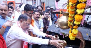 गुरु पूर्णिमा पर कोसमनारा पहुंचे मुख्यमंत्री श्री विष्णु देव साय, सत्यनारायण बाबा धाम में की पूजा-अर्चना