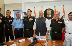 रक्षा मंत्री ने पहली बार आयोजित त्रि-सेवा सर्व-महिला विश्व परिक्रमा नौकायन अभियान की सफल वापसी पर दल का स्वागत किया