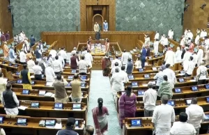 हंगामे के बीच लोकसभा की कार्यवाही कल सुबह तक के लिए स्थगित