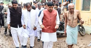 मुख्यमंत्री ने चित्रकूट में बाढ़ प्रभावित क्षेत्रों का किया पैदल भ्रमण, किया नुकसान का मुआयना