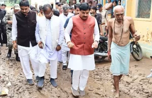मुख्यमंत्री ने चित्रकूट में बाढ़ प्रभावित क्षेत्रों का किया पैदल भ्रमण, किया नुकसान का मुआयना