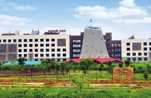 निर्वाचित महिला प्रतिनिधियों के पारिवारिक सदस्यों के प्रतिनिधियों के रूप में नाम-निर्देशन पर रोक