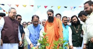पौधरोपण से दिया प्रकृति संरक्षण का संदेश : मुख्यमंत्री श्री विष्णुदेव साय और विधानसभा अध्यक्ष डॉ. रमन सिंह ने लगाया पारिजात का पौधा