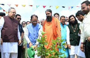 पौधरोपण से दिया प्रकृति संरक्षण का संदेश : मुख्यमंत्री श्री विष्णुदेव साय और विधानसभा अध्यक्ष डॉ. रमन सिंह ने लगाया पारिजात का पौधा