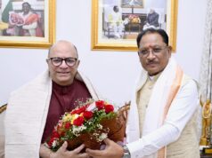 मुख्यमंत्री श्री साय ने शॉल एवं प्रतीक चिन्ह भेंटकर किया आत्मीय अभिनंदन