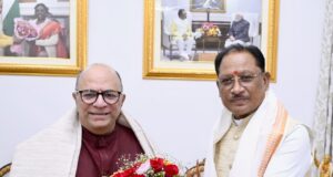 मुख्यमंत्री श्री साय ने शॉल एवं प्रतीक चिन्ह भेंटकर किया आत्मीय अभिनंदन