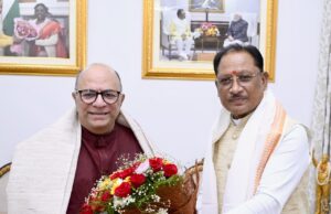 मुख्यमंत्री श्री साय ने शॉल एवं प्रतीक चिन्ह भेंटकर किया आत्मीय अभिनंदन