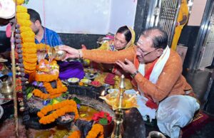 मुख्यमंत्री श्री विष्णुदेव साय ने सावन सोमवार और नागपंचमी पर श्री फलेश्वरनाथ महादेव की पूजा-अर्चना की