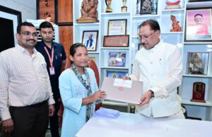 मुख्यमंत्री ने पूछा—“आगे क्या बनना चाहती हो?”, जयमंती बोलीं—“शिक्षक बनना चाहती हूं”
